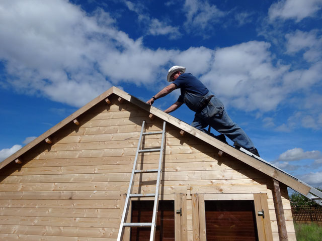 man installing shingles, Dowell Roofing, Murfreesboro Roofers